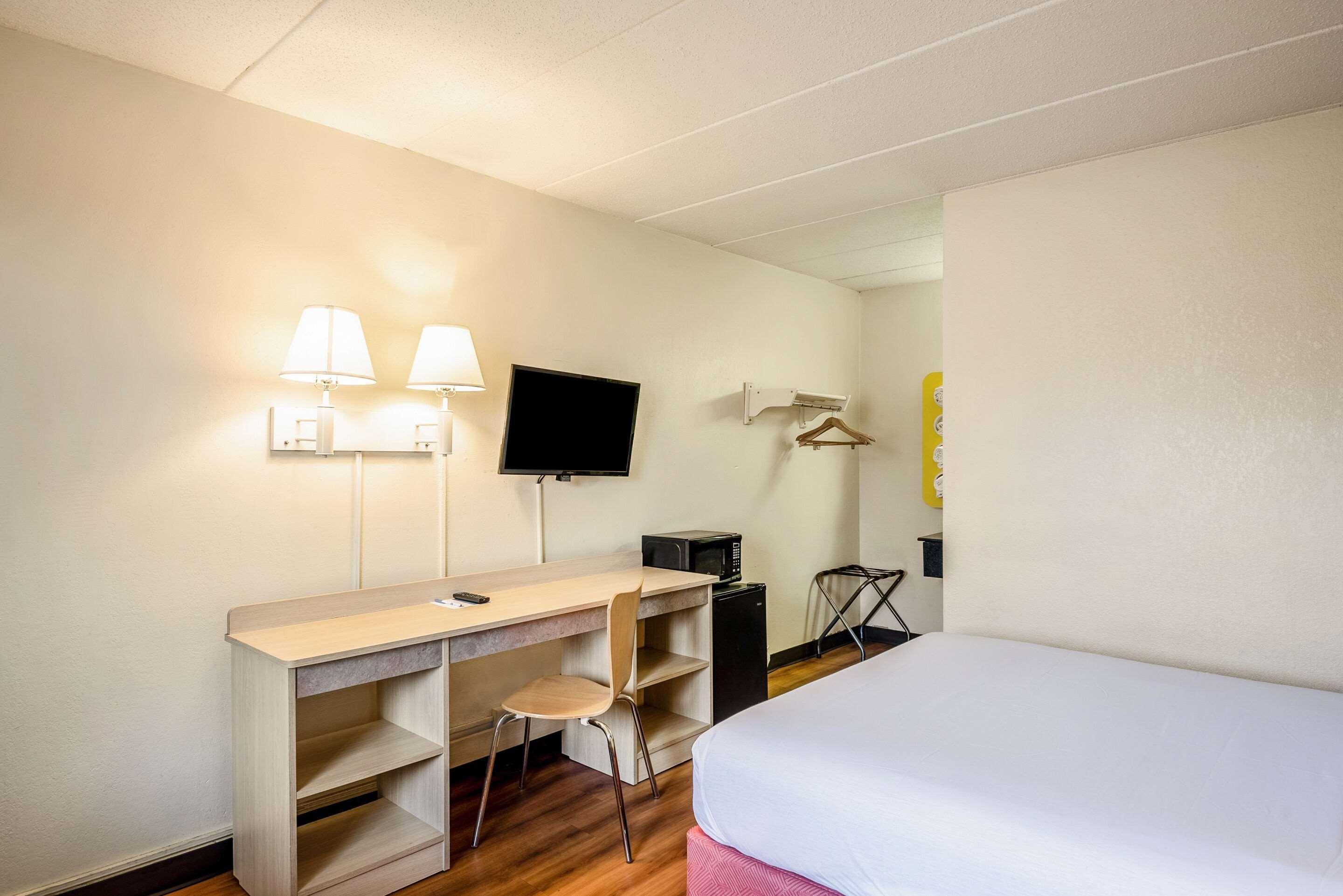 Rodeway Inn Дъбюк Екстериор снимка