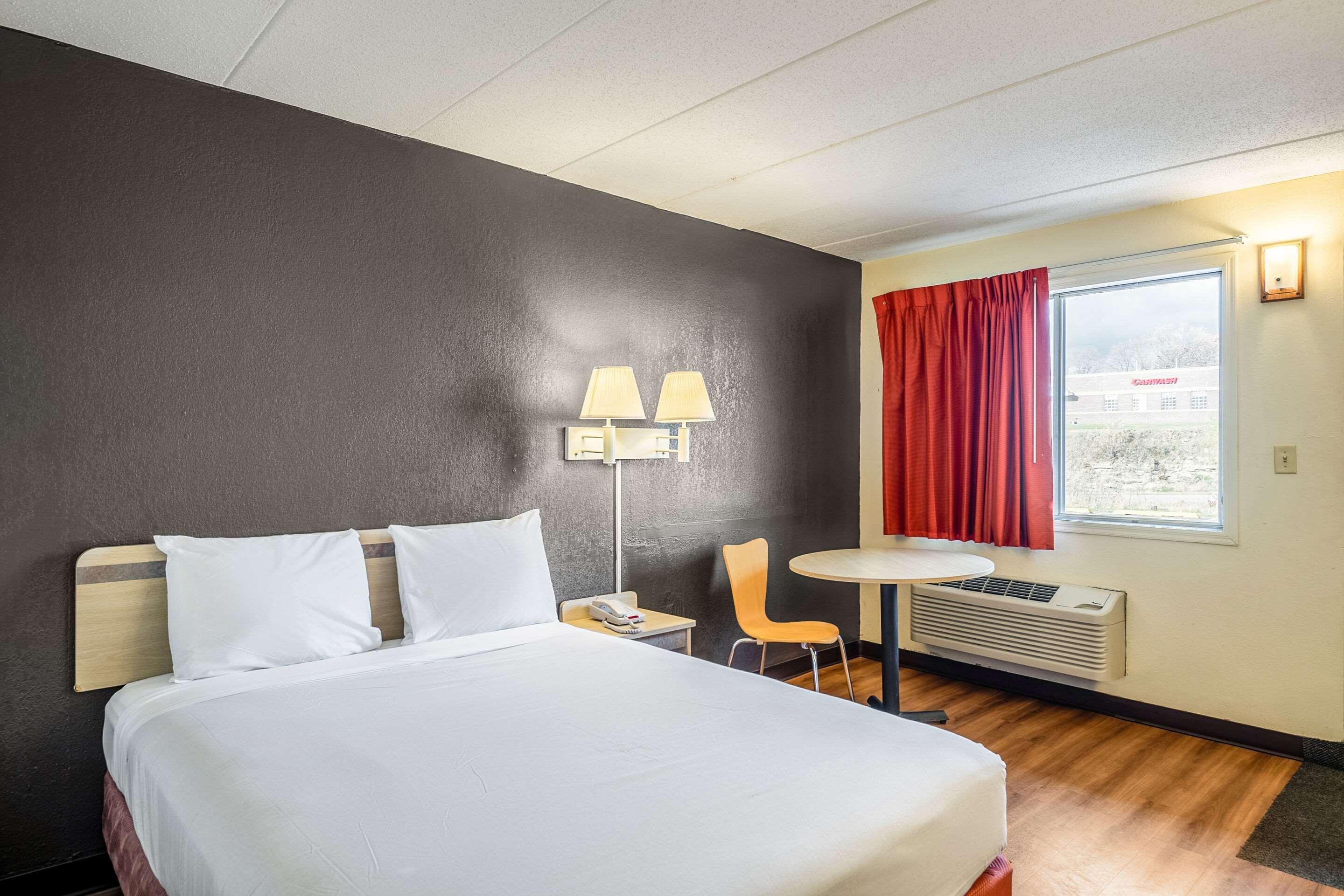 Rodeway Inn Дъбюк Екстериор снимка