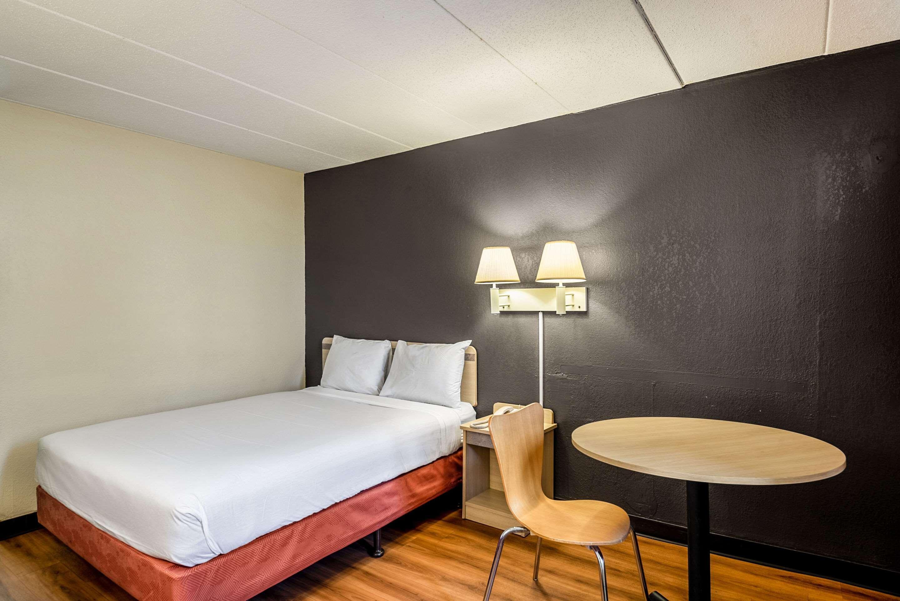 Rodeway Inn Дъбюк Екстериор снимка