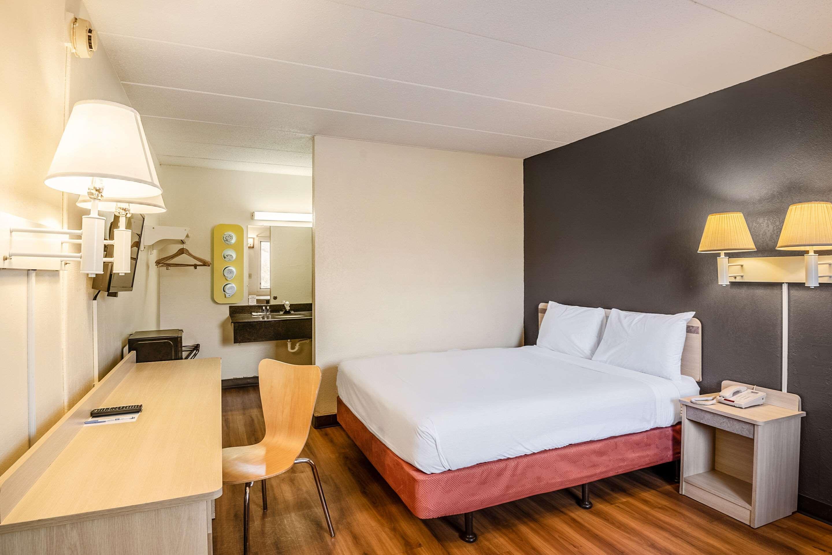 Rodeway Inn Дъбюк Екстериор снимка