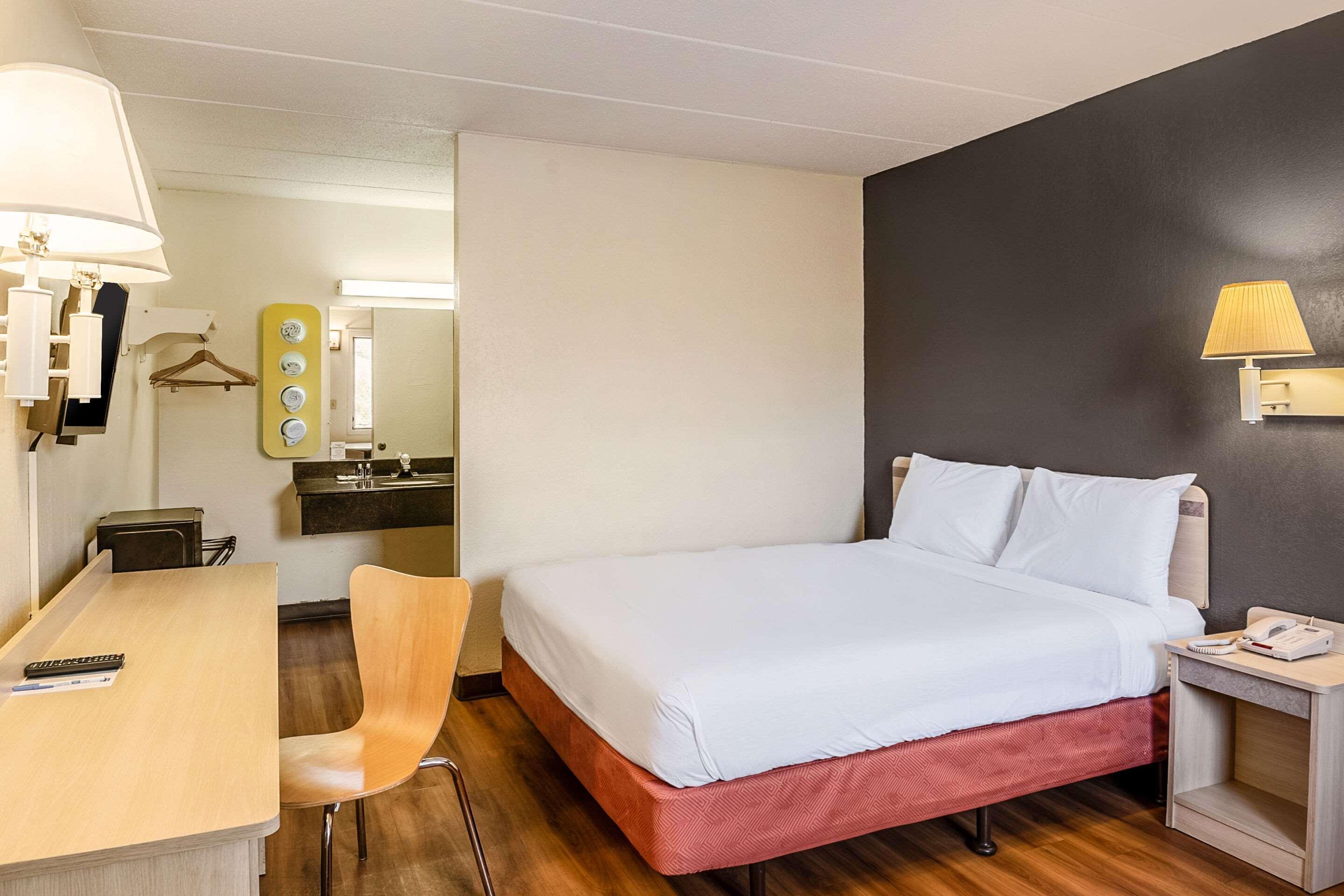 Rodeway Inn Дъбюк Екстериор снимка