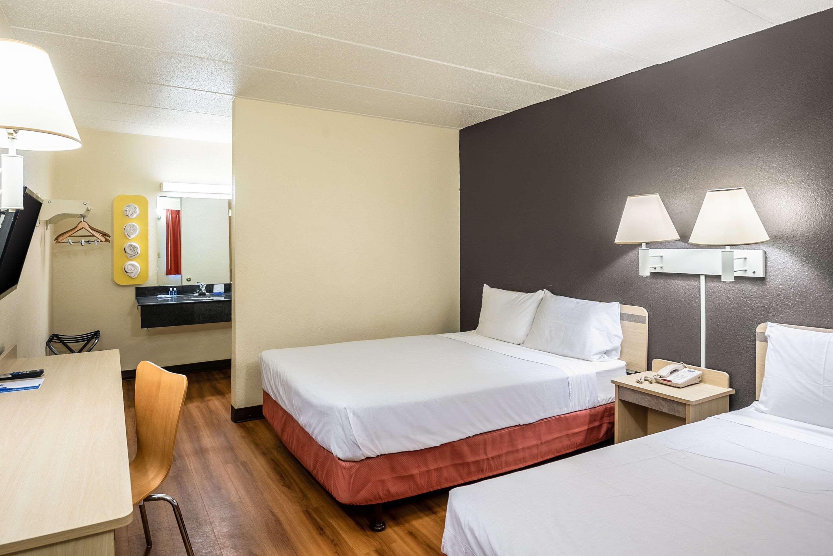Rodeway Inn Дъбюк Екстериор снимка