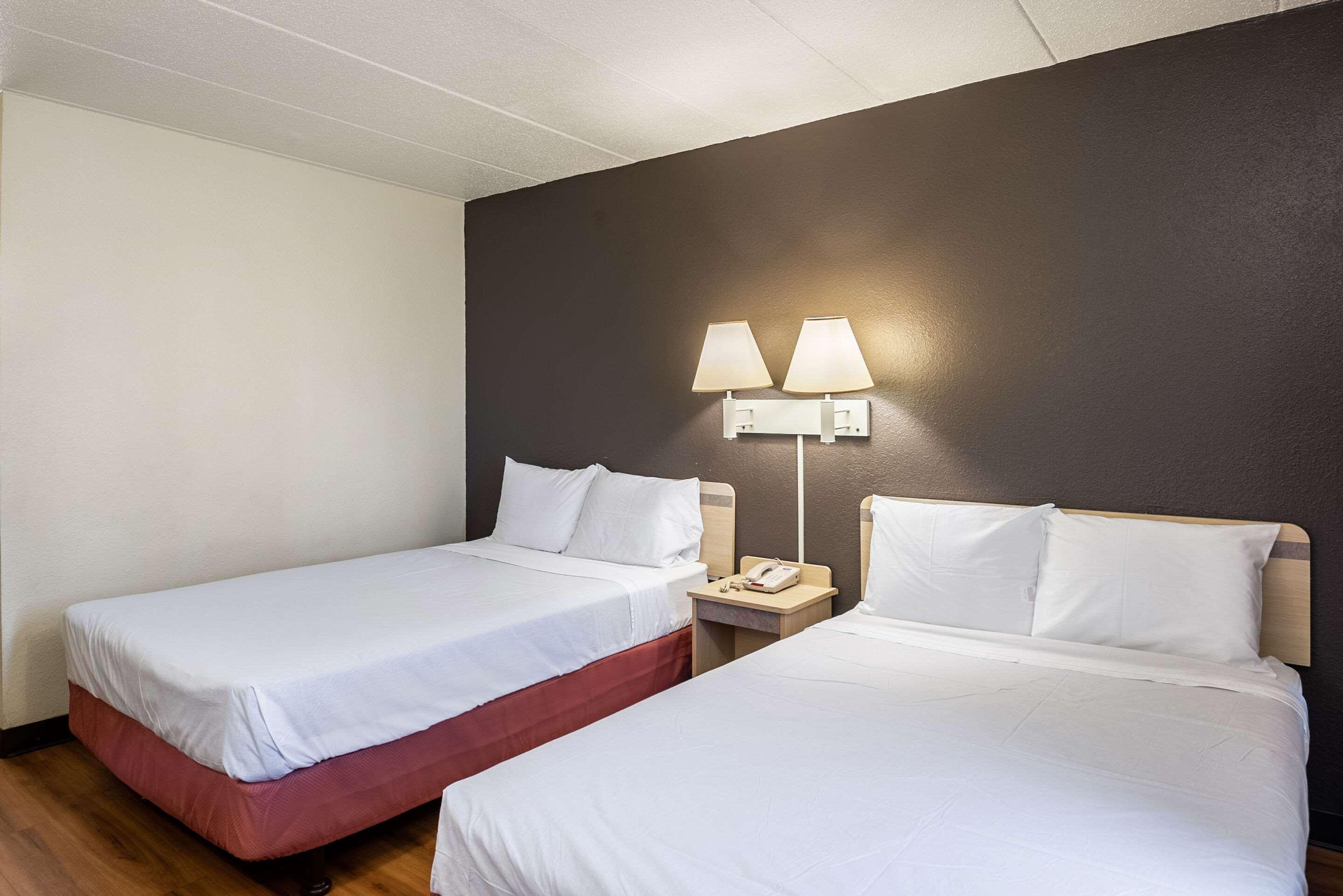Rodeway Inn Дъбюк Екстериор снимка