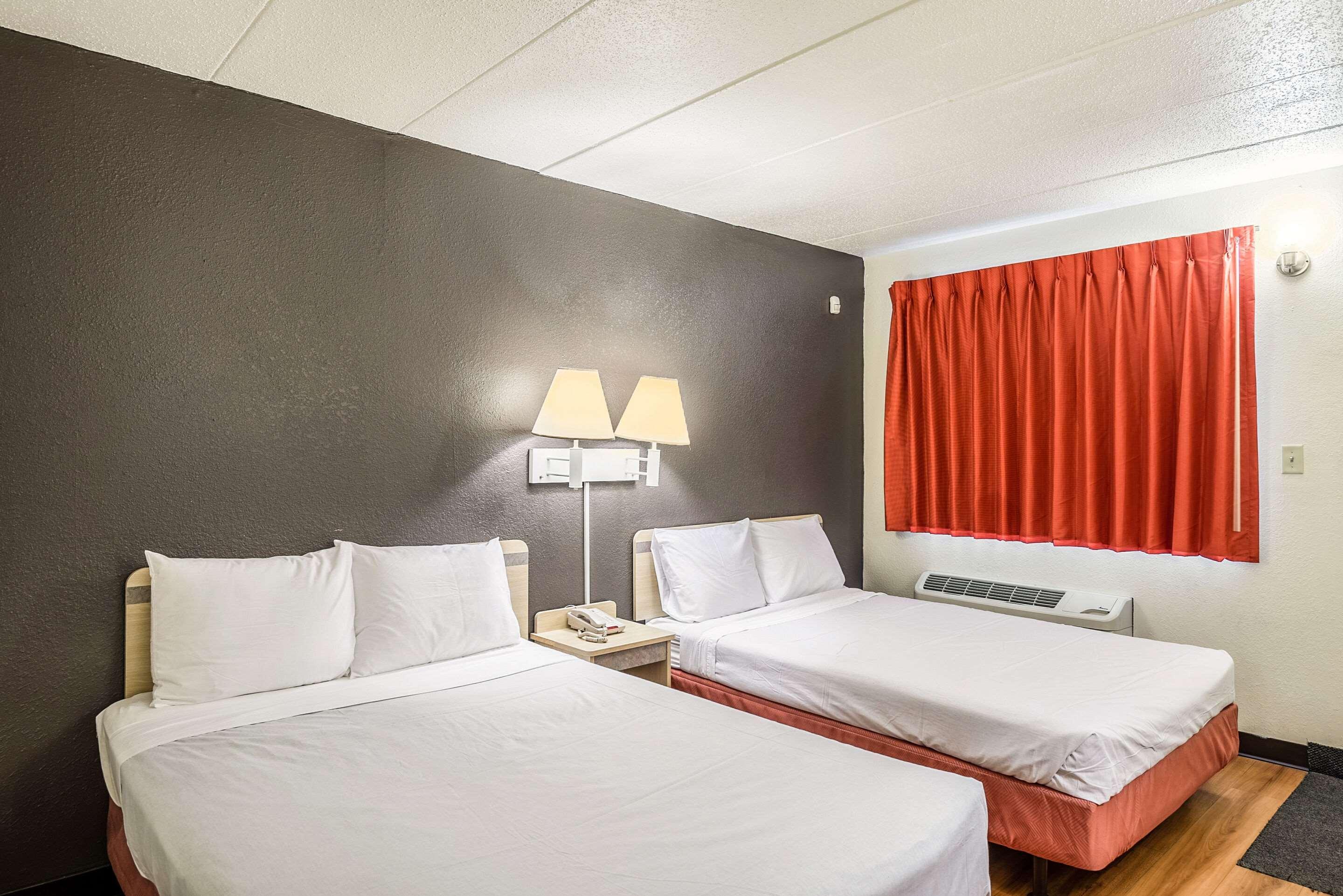 Rodeway Inn Дъбюк Екстериор снимка