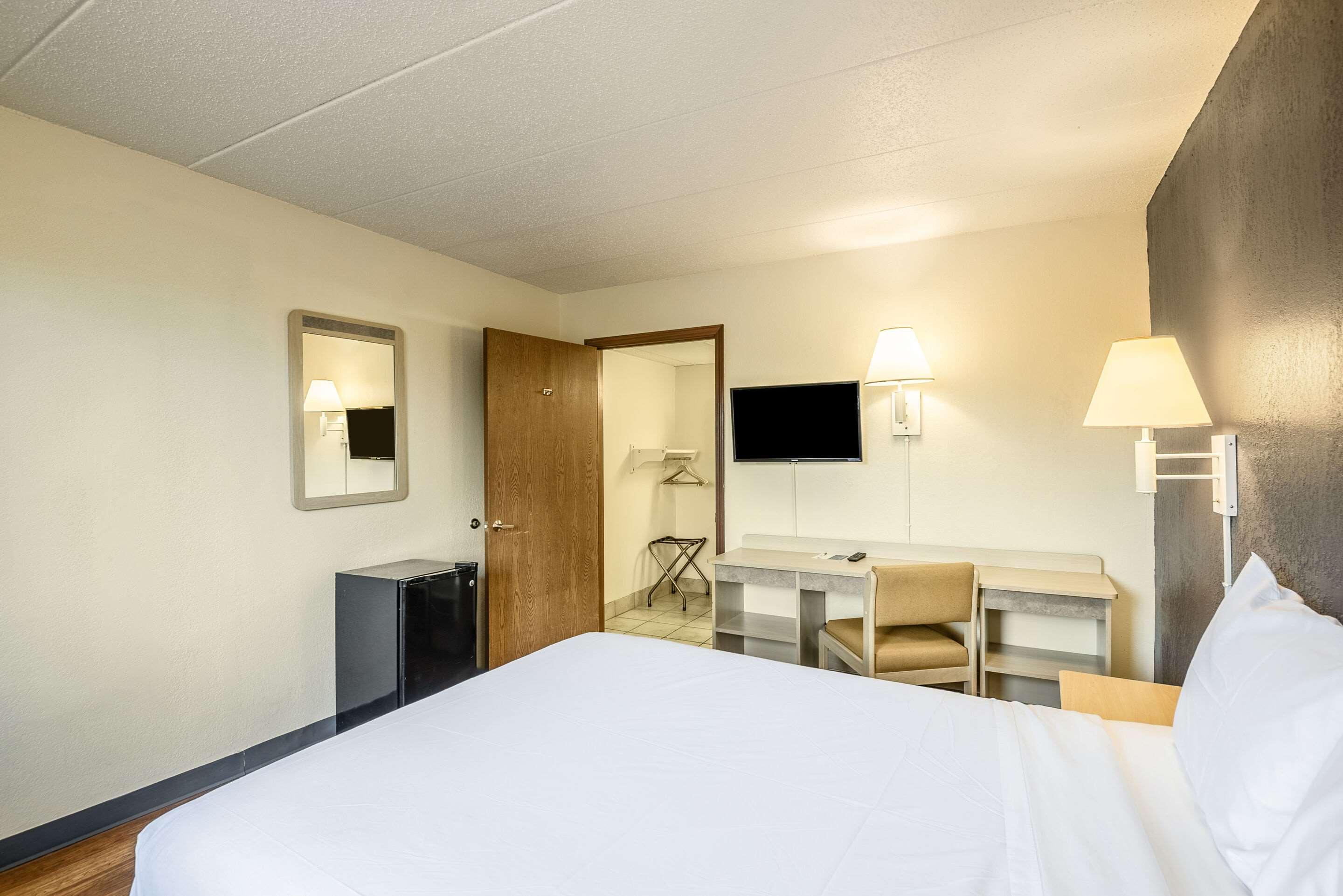 Rodeway Inn Дъбюк Екстериор снимка