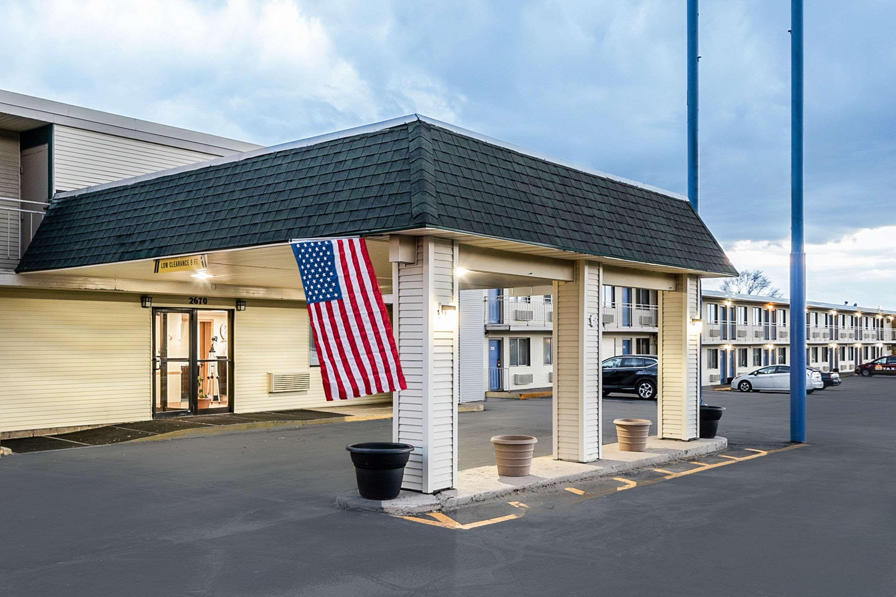 Rodeway Inn Дъбюк Екстериор снимка