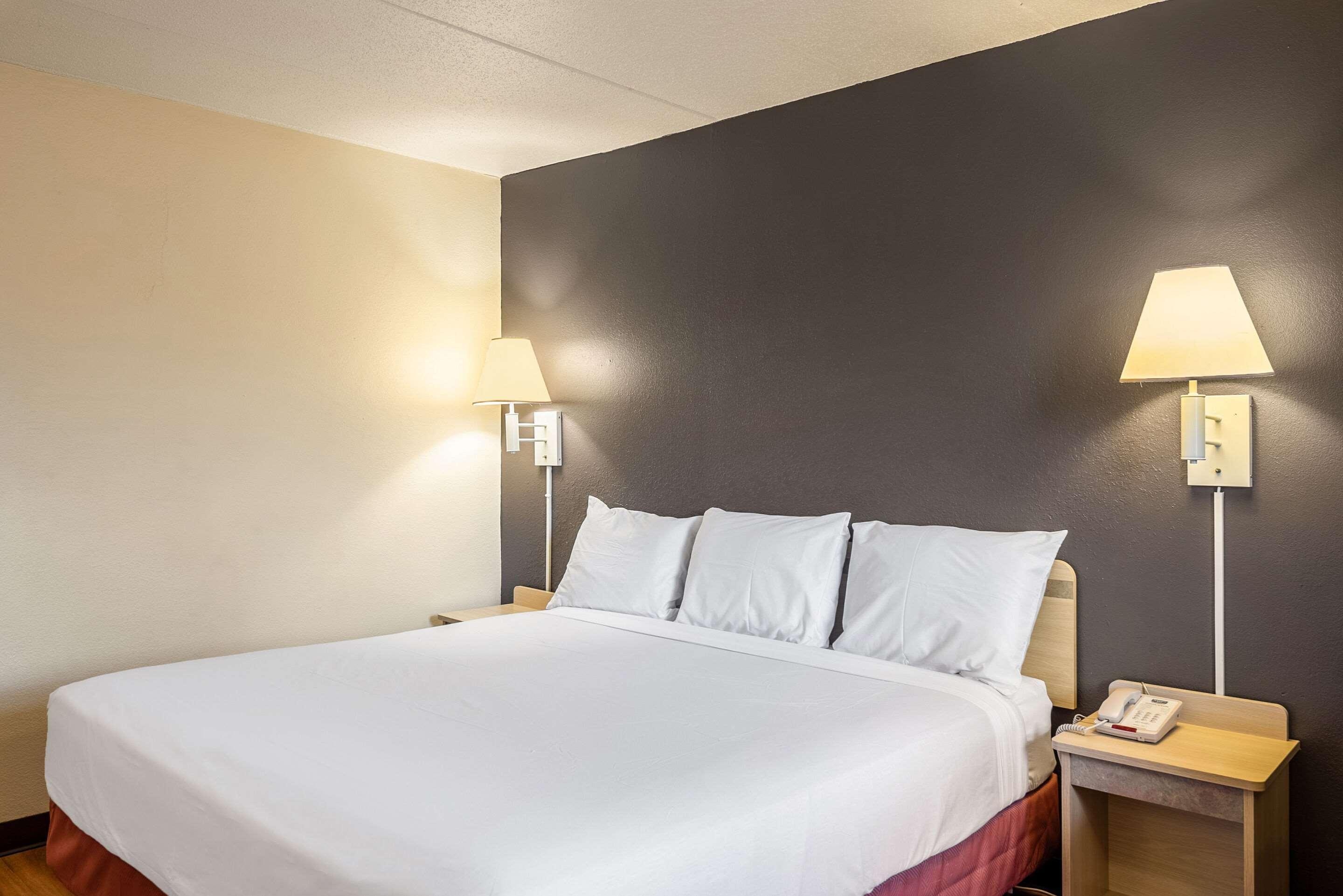 Rodeway Inn Дъбюк Екстериор снимка