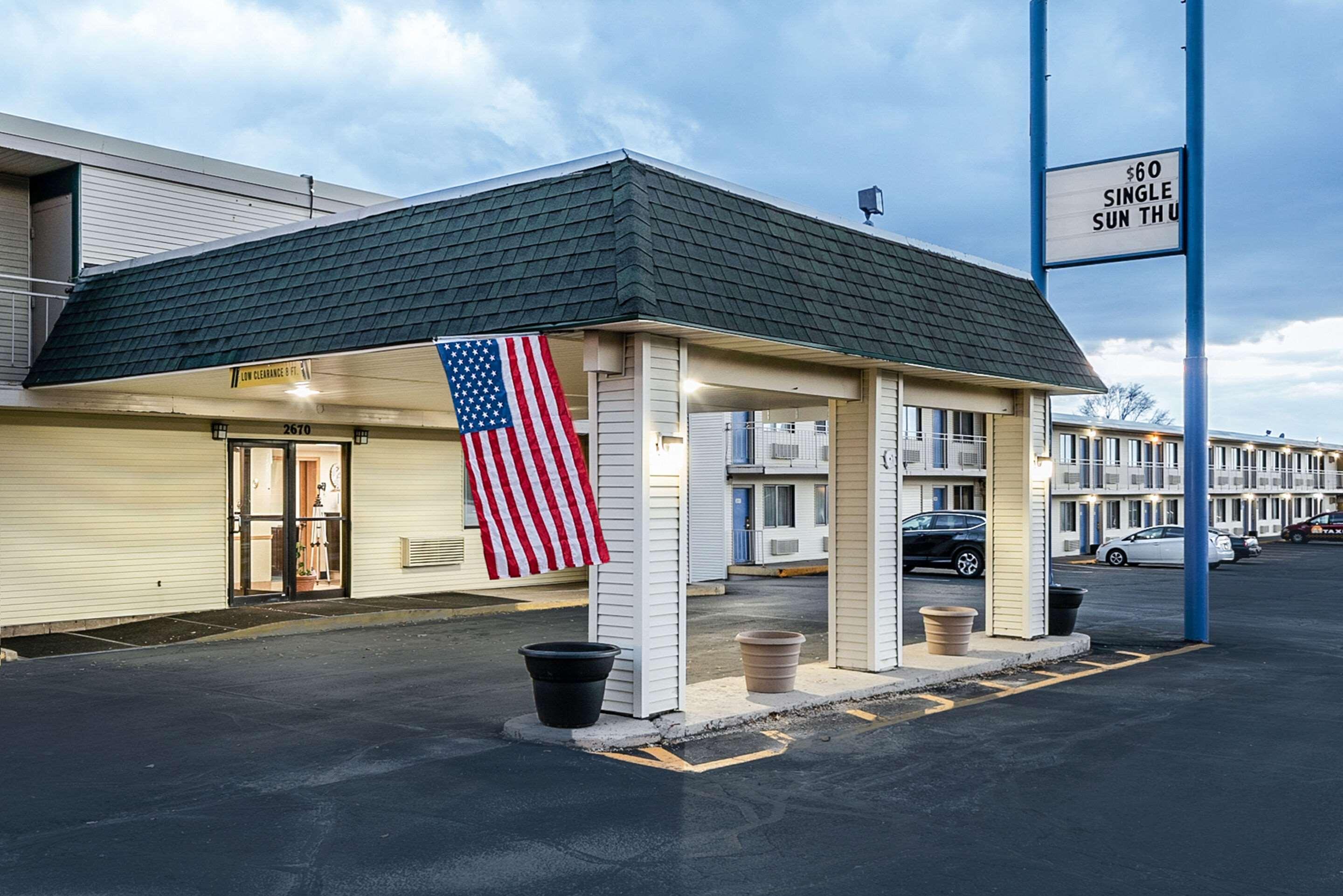 Rodeway Inn Дъбюк Екстериор снимка