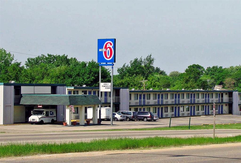 Rodeway Inn Дъбюк Екстериор снимка