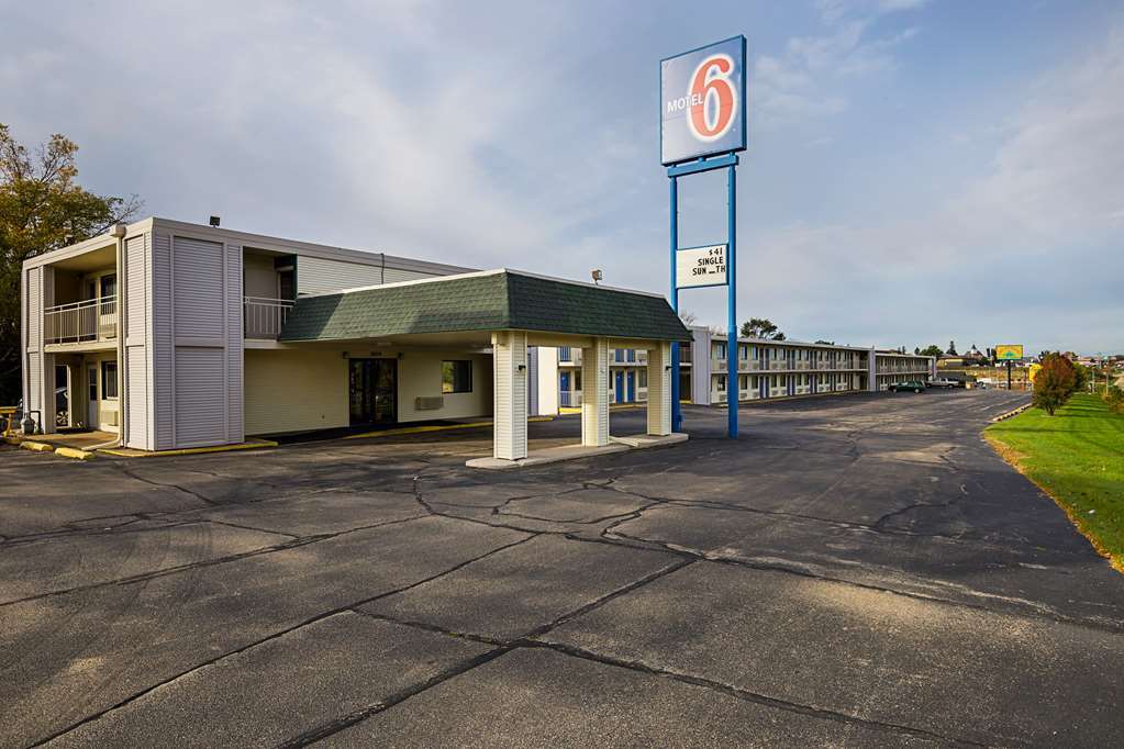 Rodeway Inn Дъбюк Екстериор снимка