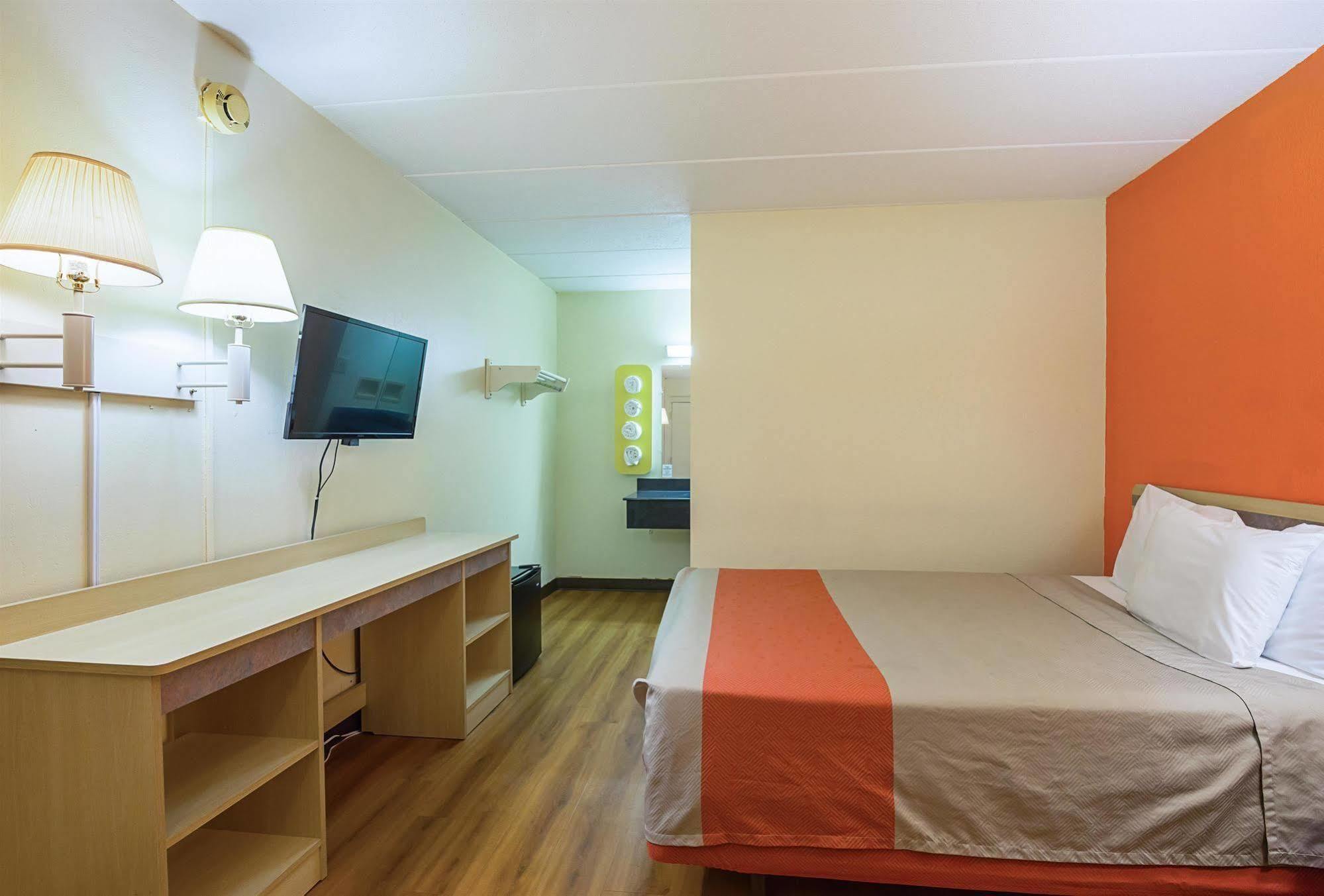 Rodeway Inn Дъбюк Екстериор снимка