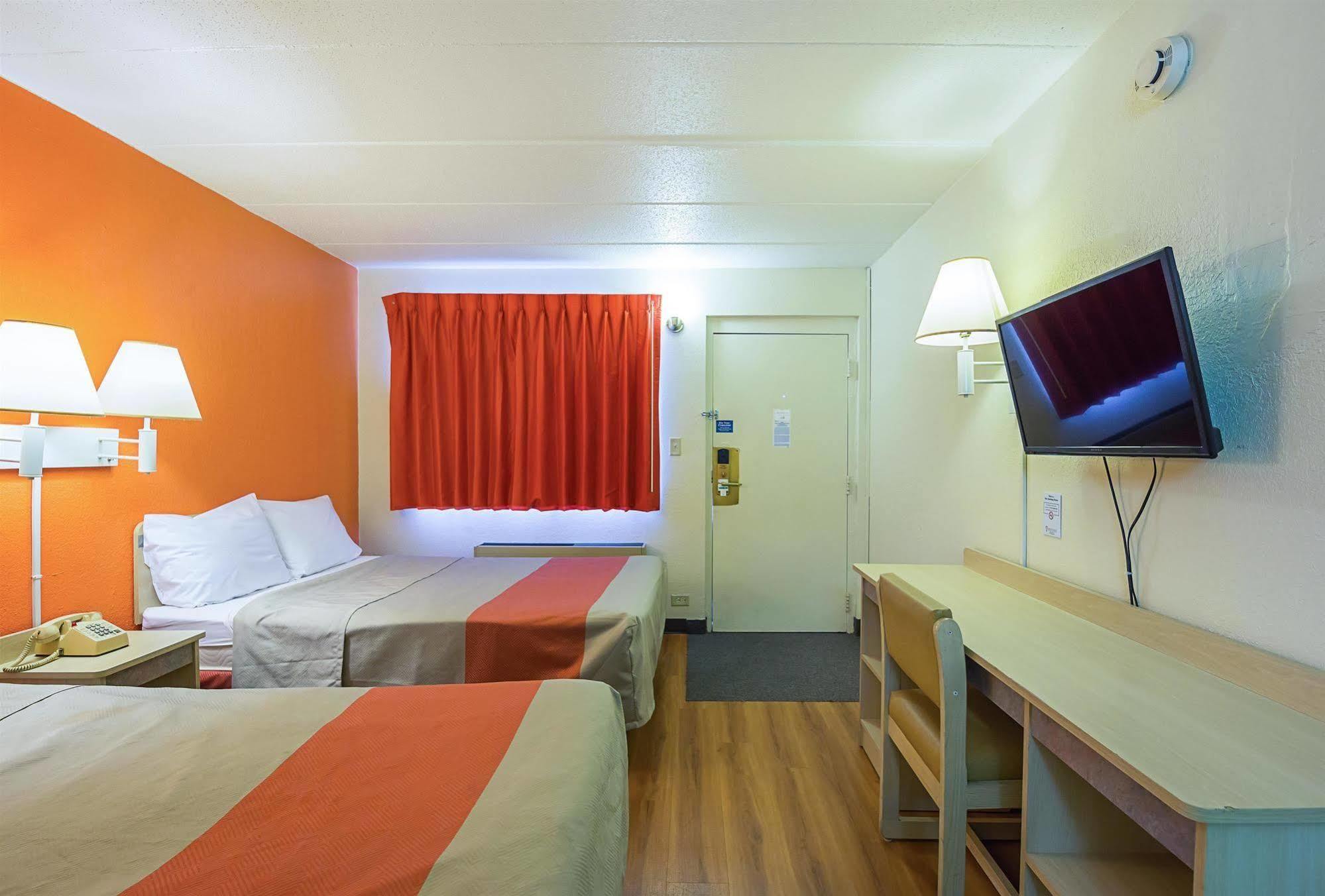 Rodeway Inn Дъбюк Екстериор снимка