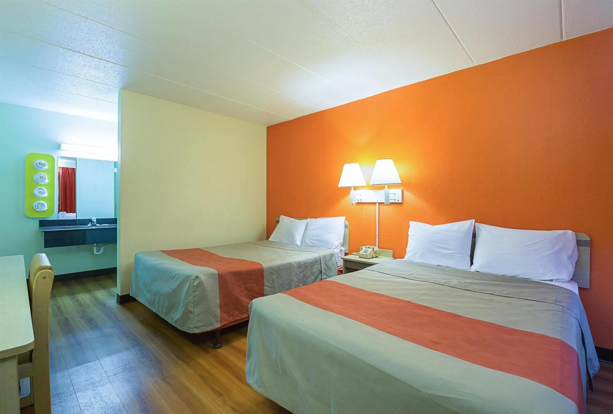 Rodeway Inn Дъбюк Екстериор снимка
