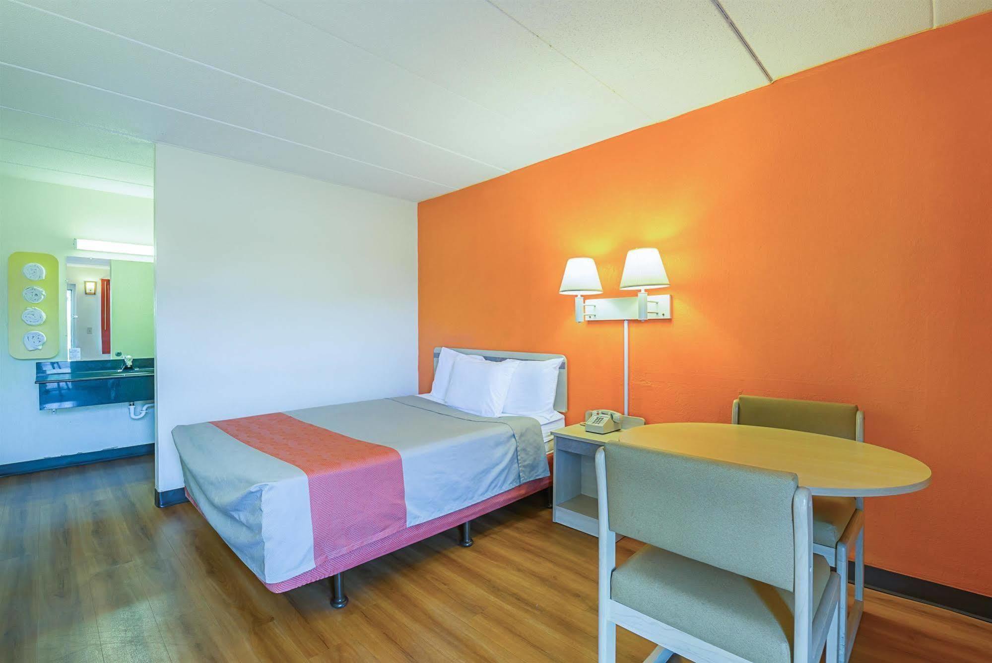 Rodeway Inn Дъбюк Екстериор снимка