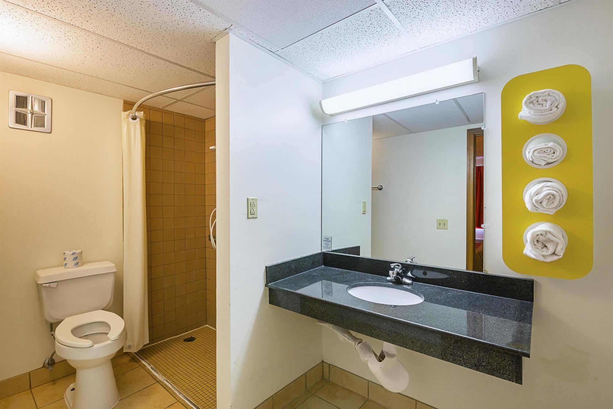 Rodeway Inn Дъбюк Екстериор снимка
