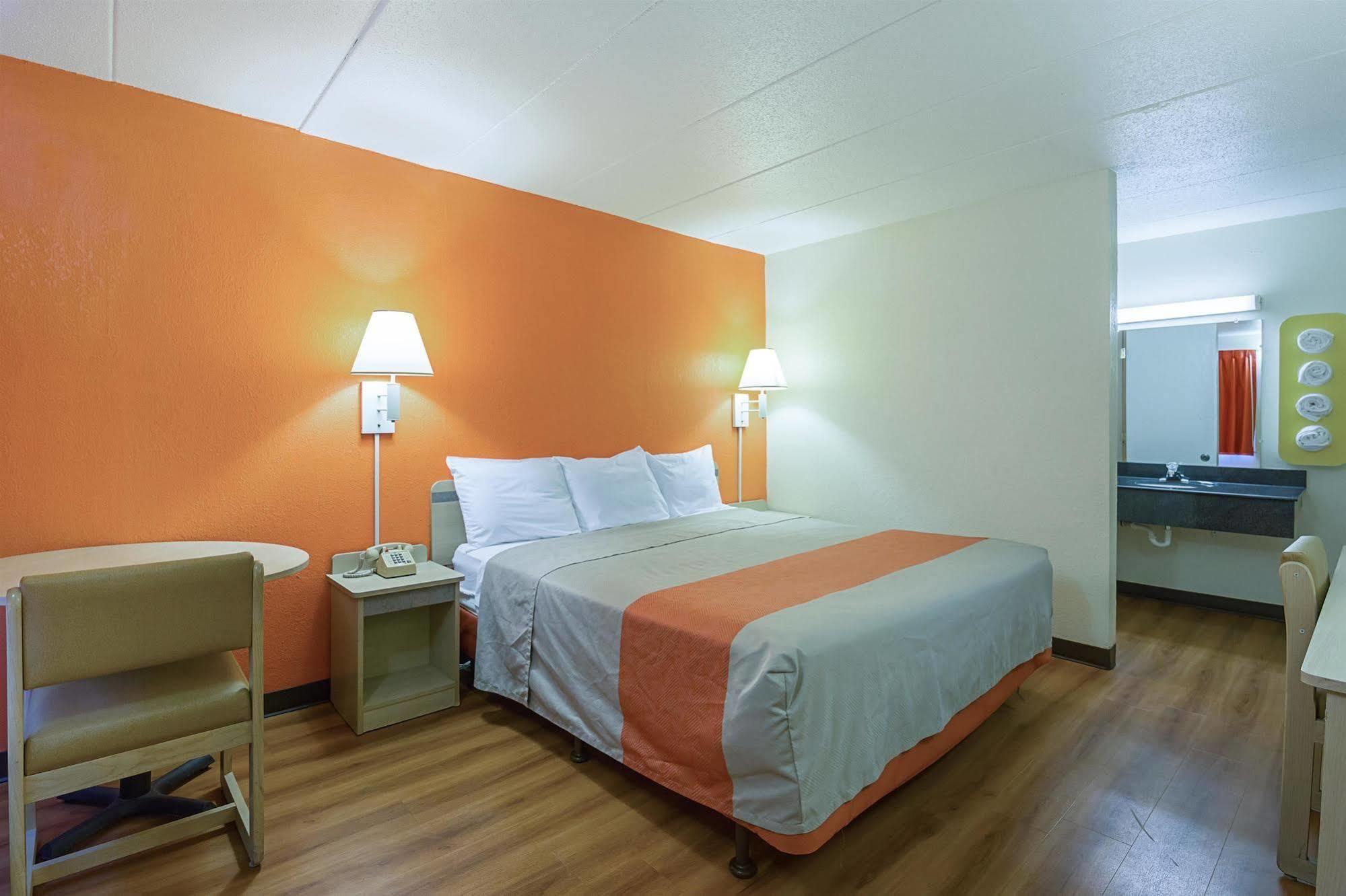 Rodeway Inn Дъбюк Екстериор снимка
