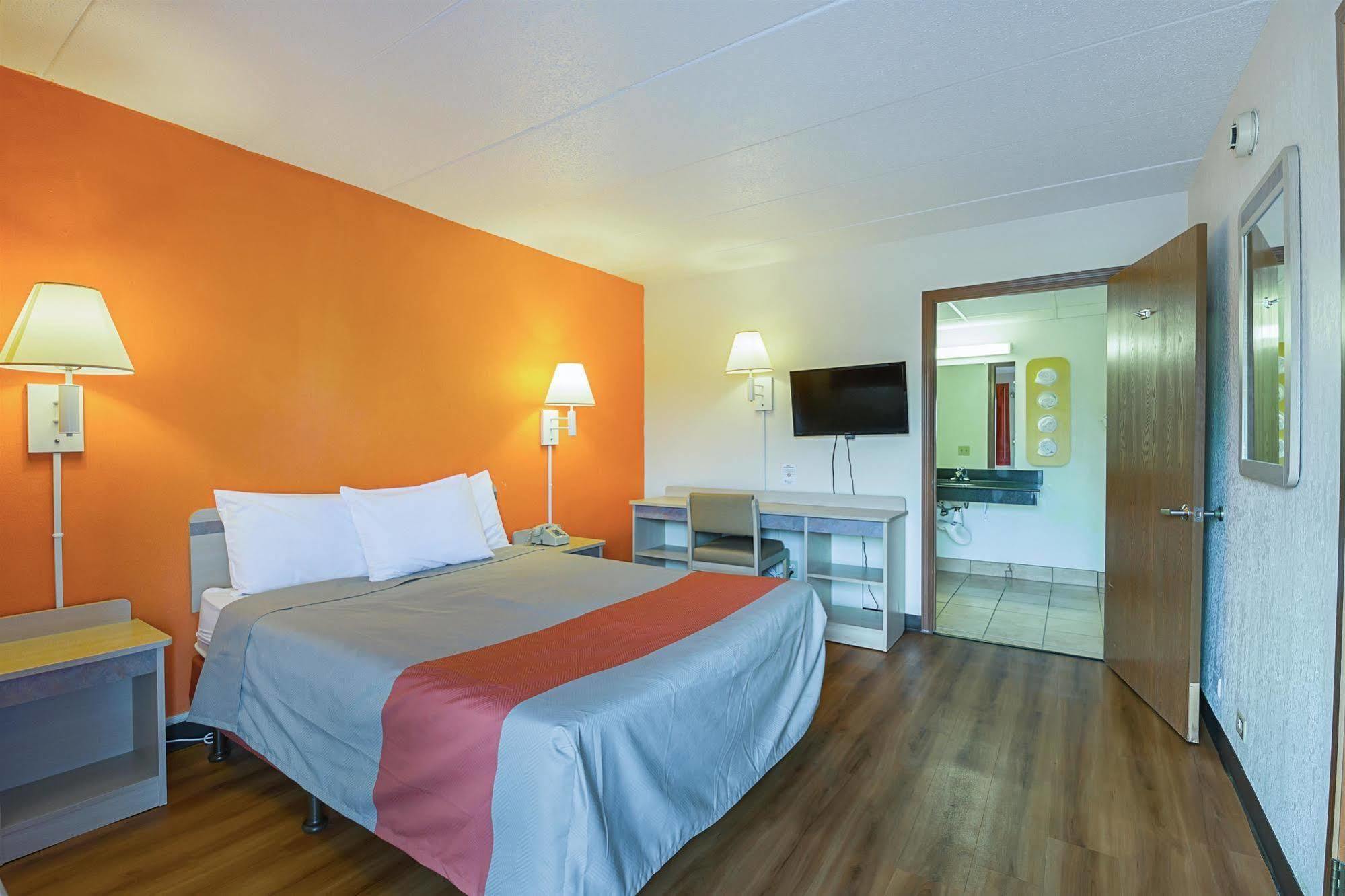 Rodeway Inn Дъбюк Екстериор снимка