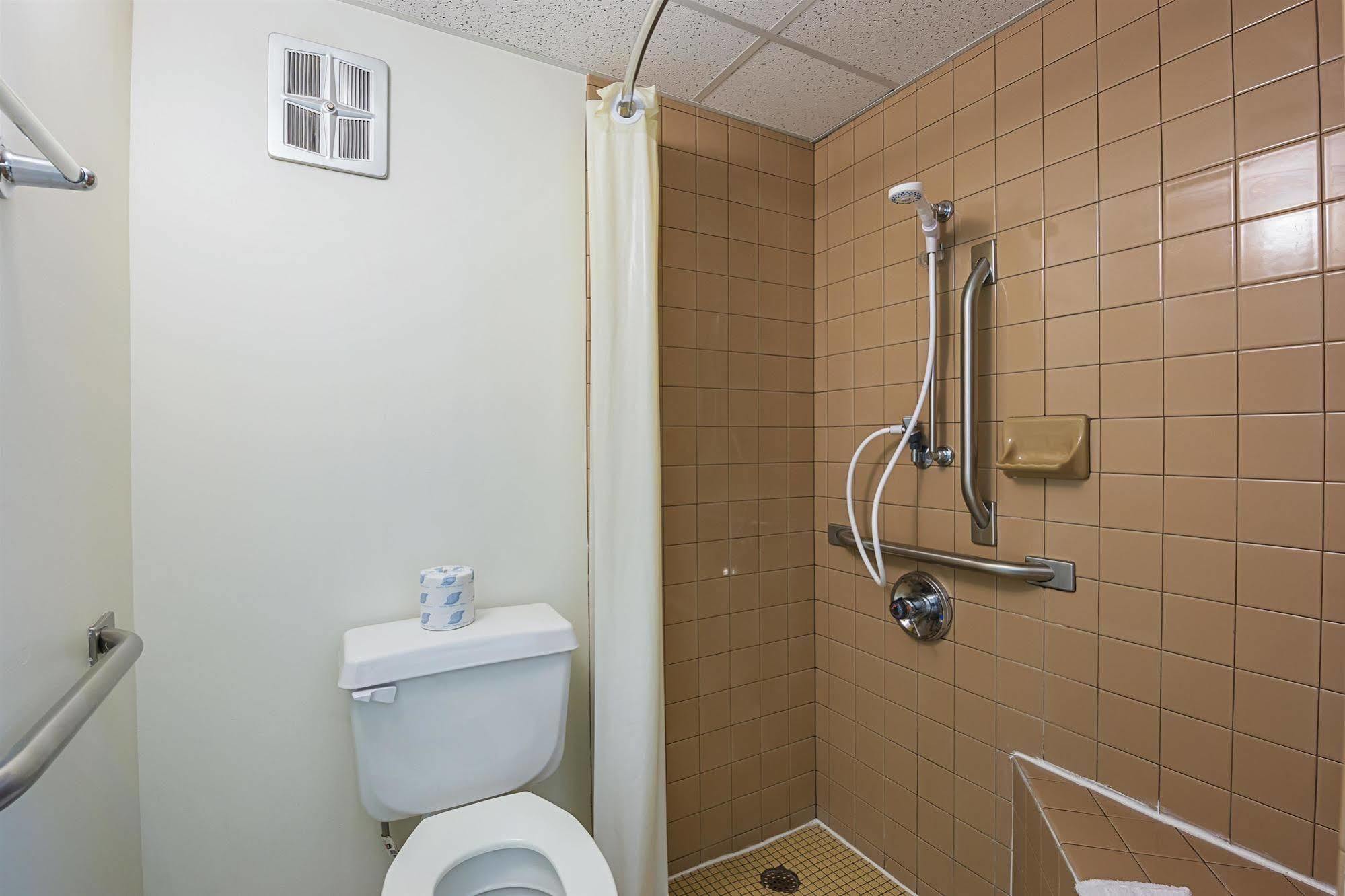 Rodeway Inn Дъбюк Екстериор снимка