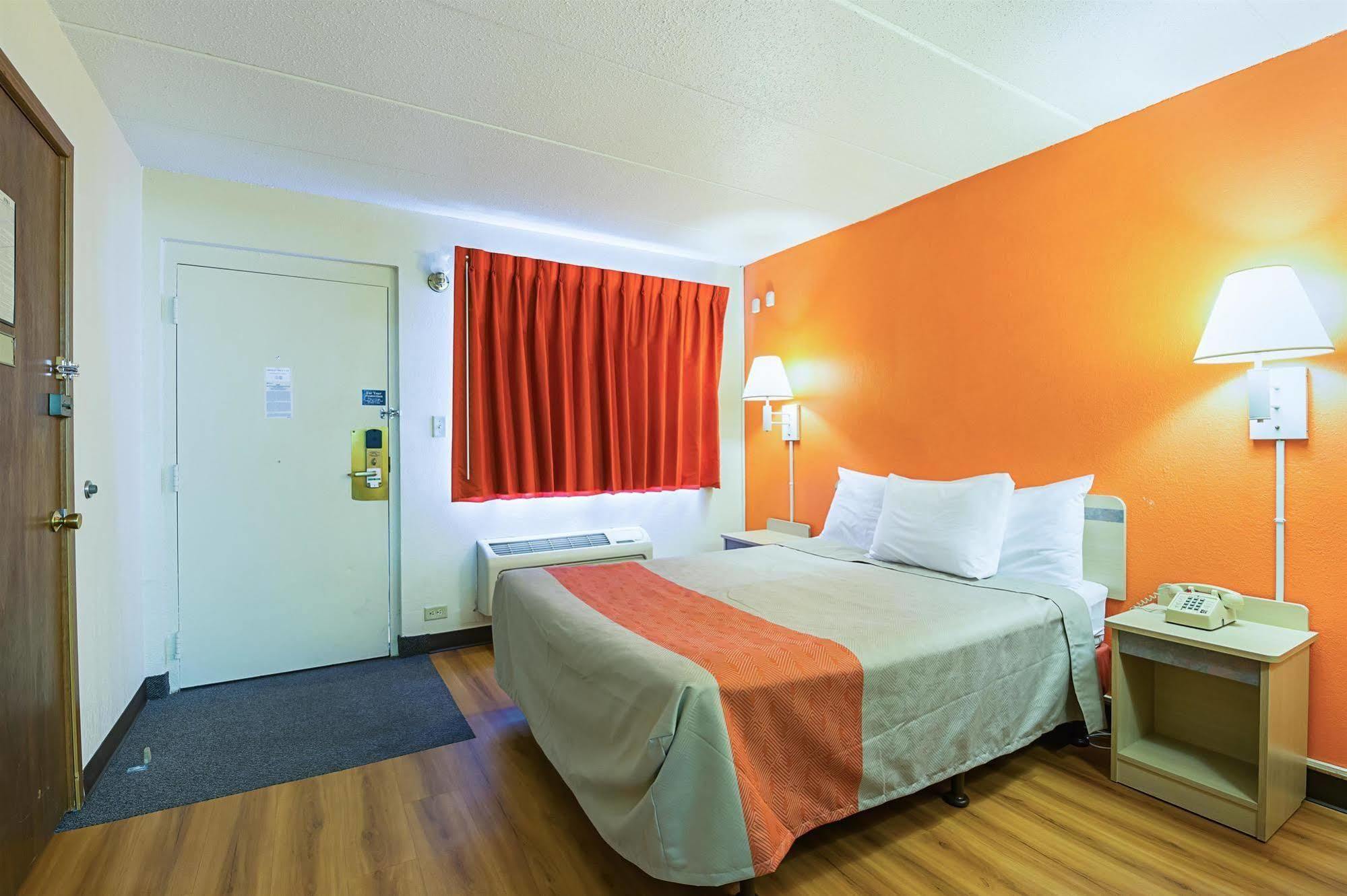 Rodeway Inn Дъбюк Екстериор снимка