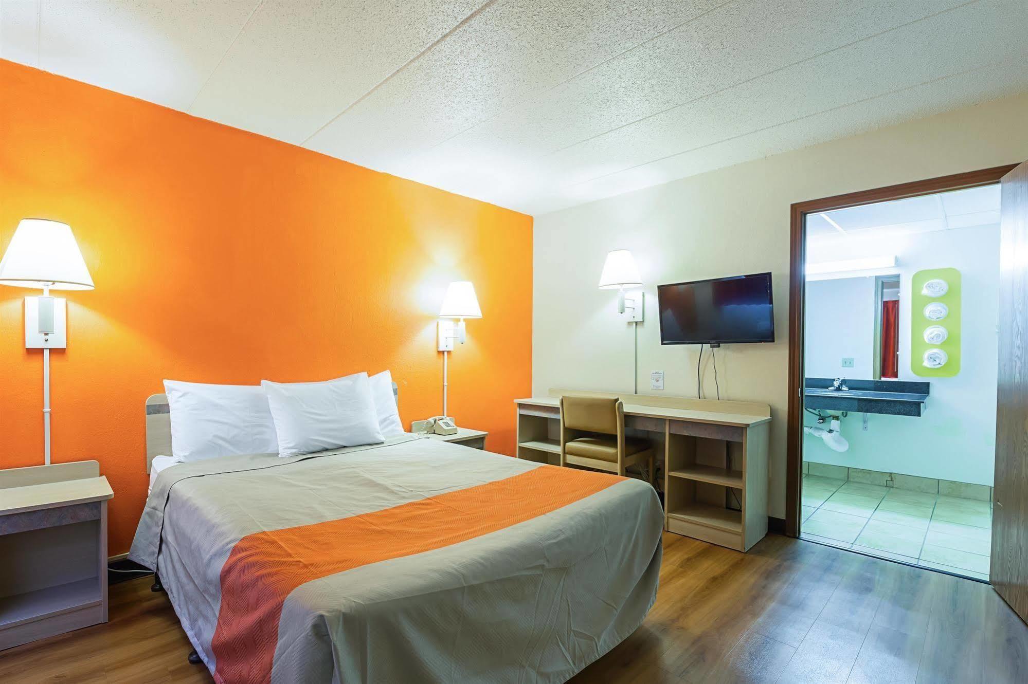 Rodeway Inn Дъбюк Екстериор снимка