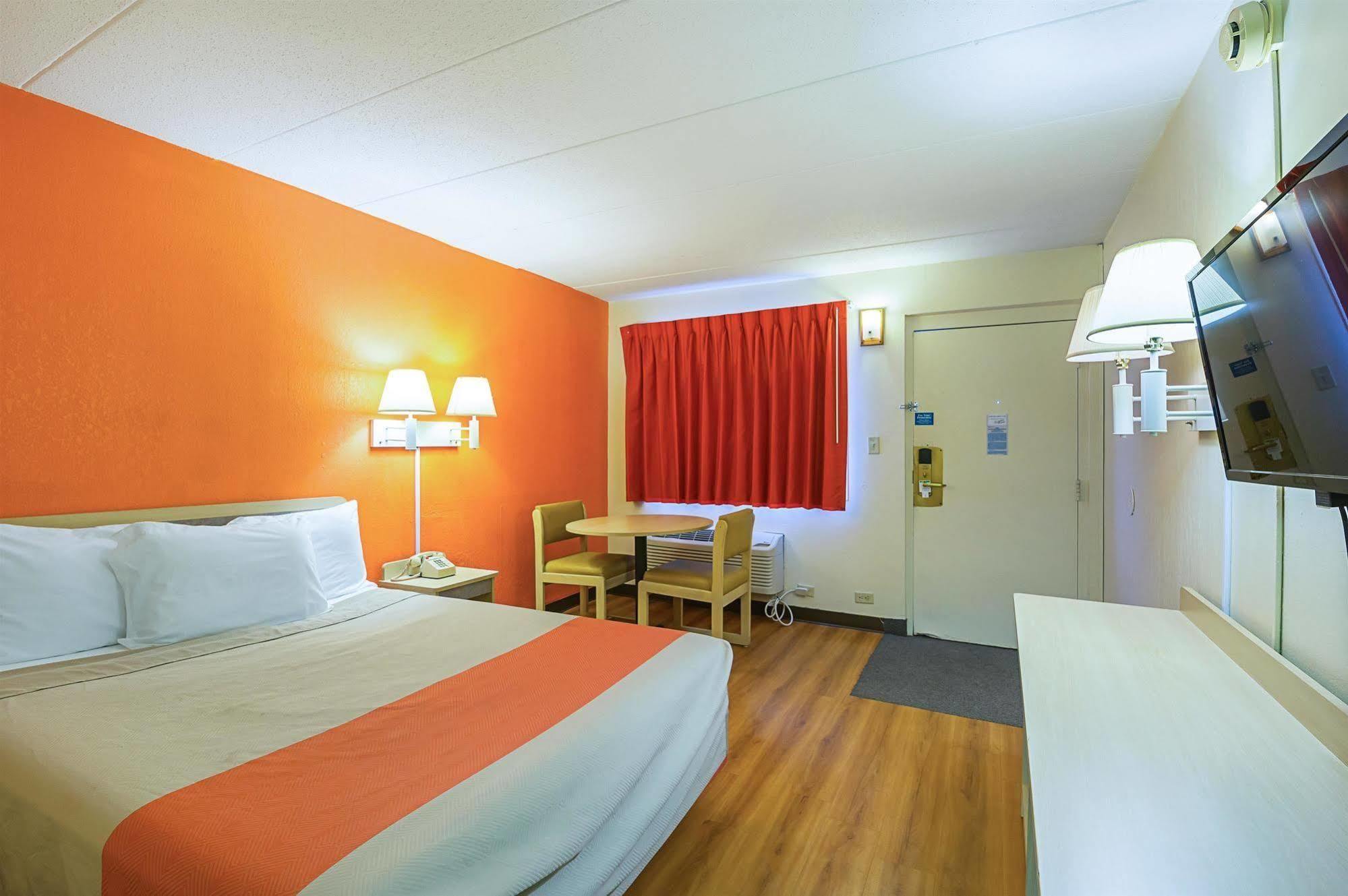 Rodeway Inn Дъбюк Екстериор снимка