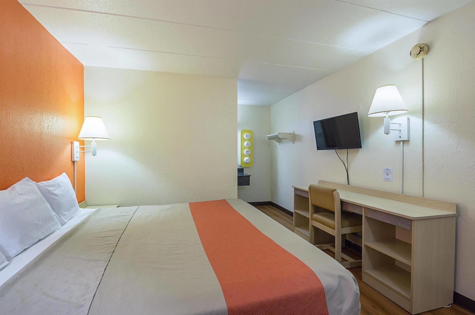 Rodeway Inn Дъбюк Екстериор снимка