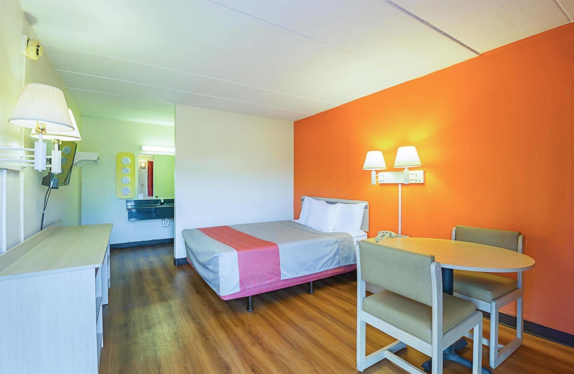 Rodeway Inn Дъбюк Екстериор снимка